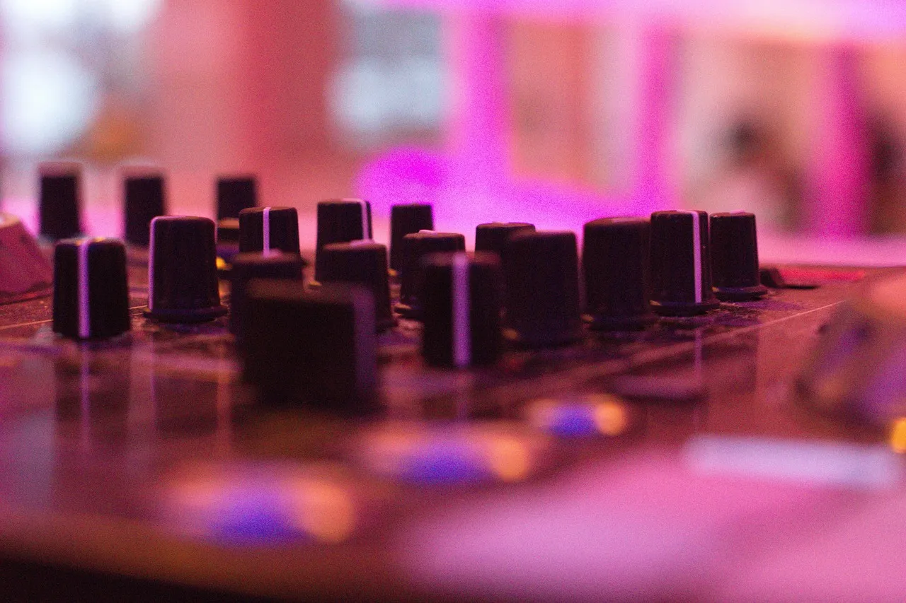 The Audio Masterclass Music Production and Sound Engineering Course
